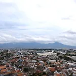 Homey 1Br Apartment At Newton Residence Bandung By Travelio